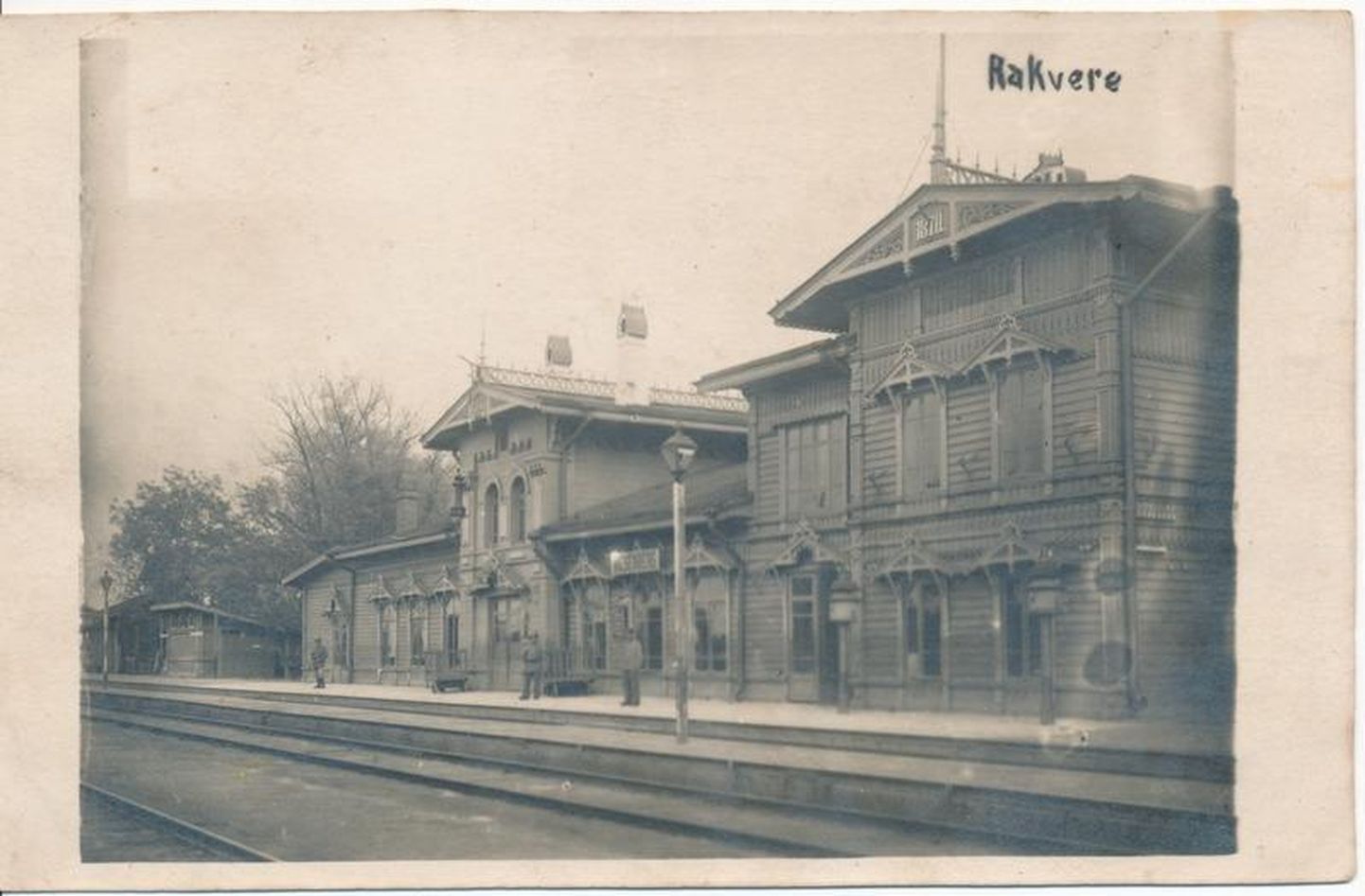 Rakvere raudteejaam oli 1930. aastal päris uhke puithoone.