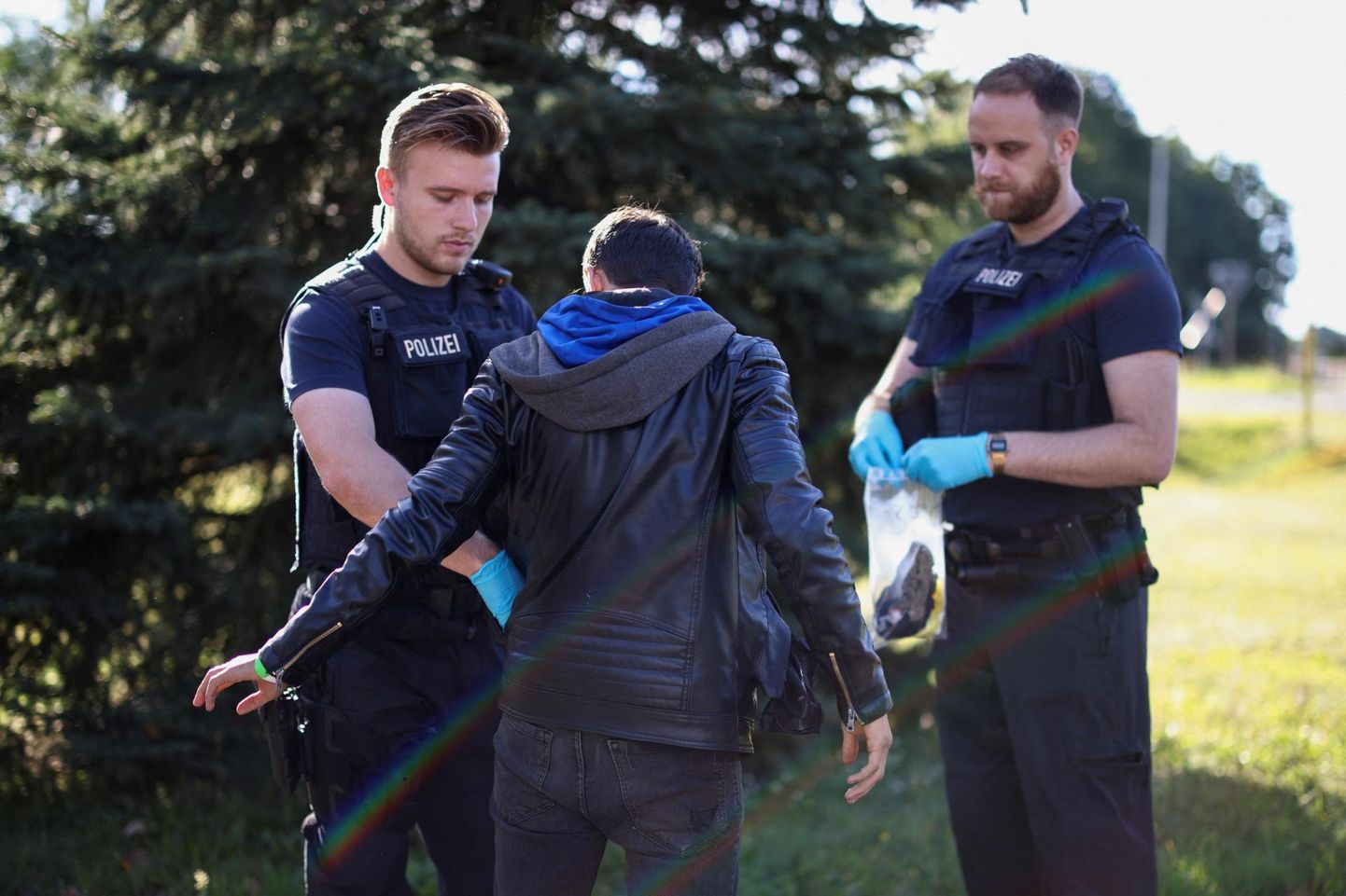 Saksa politseinikud eelmisel nädalal Poola piiri lähistel Frostis kinnipeetud ebaseaduslikku piiriületajat läbi otsimas.