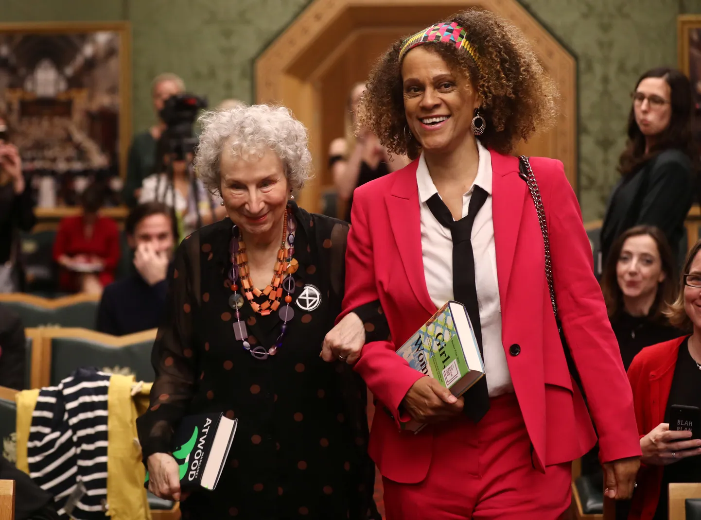 Margaret Atwood ja Bernardine Evaristo võitsid kaheopeale Bookeri kirjandusauhinna 2019. Tseremoonia  Guildhallis Londonis 14. oktoobril.