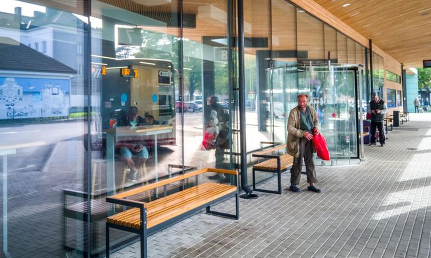Обстановкой нового автовокзала чаще наслаждаются бездомные.