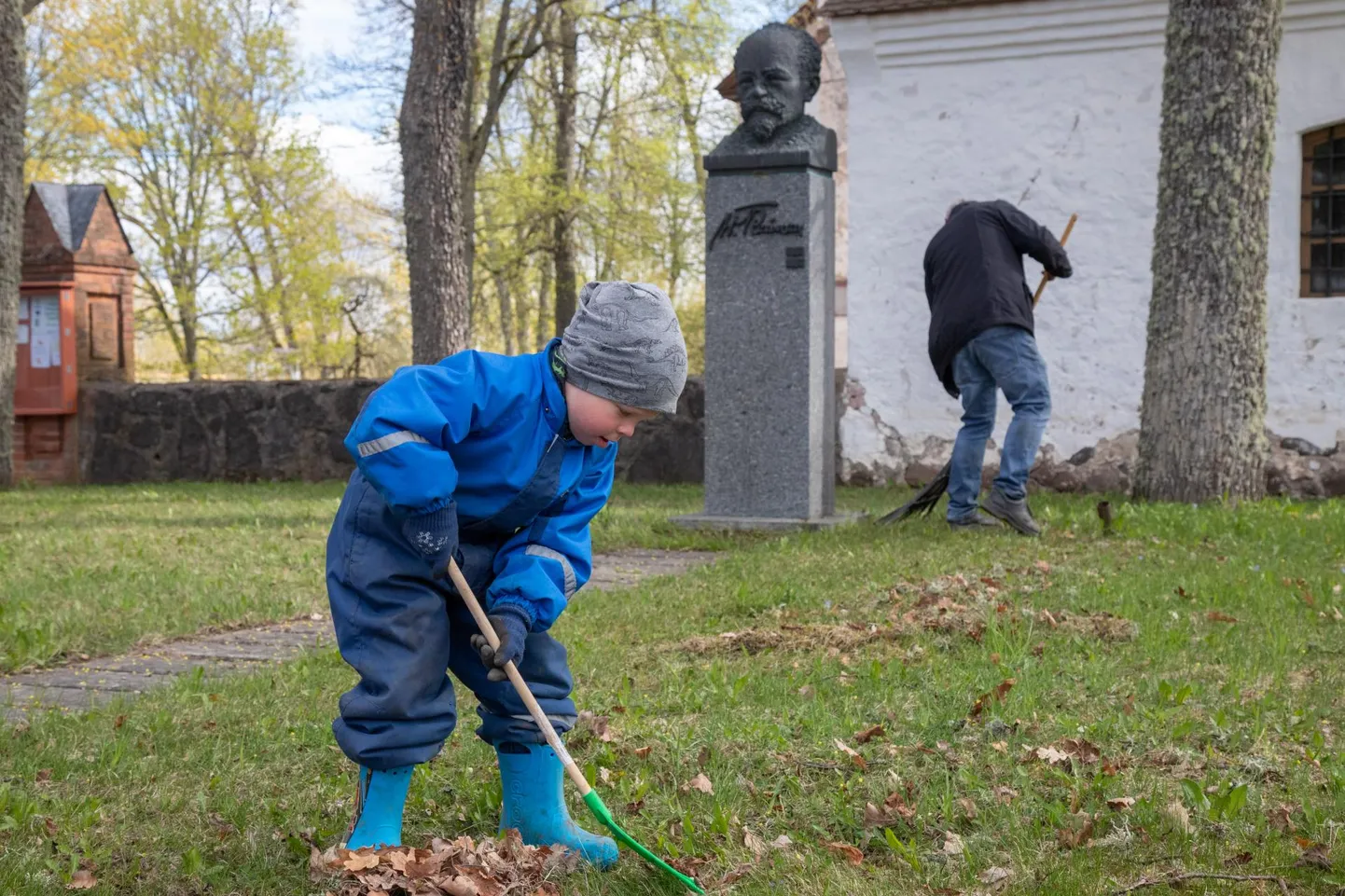 Kolga-Jaanis koristati talgupäeval «Teeme ära!» kirikuparki.