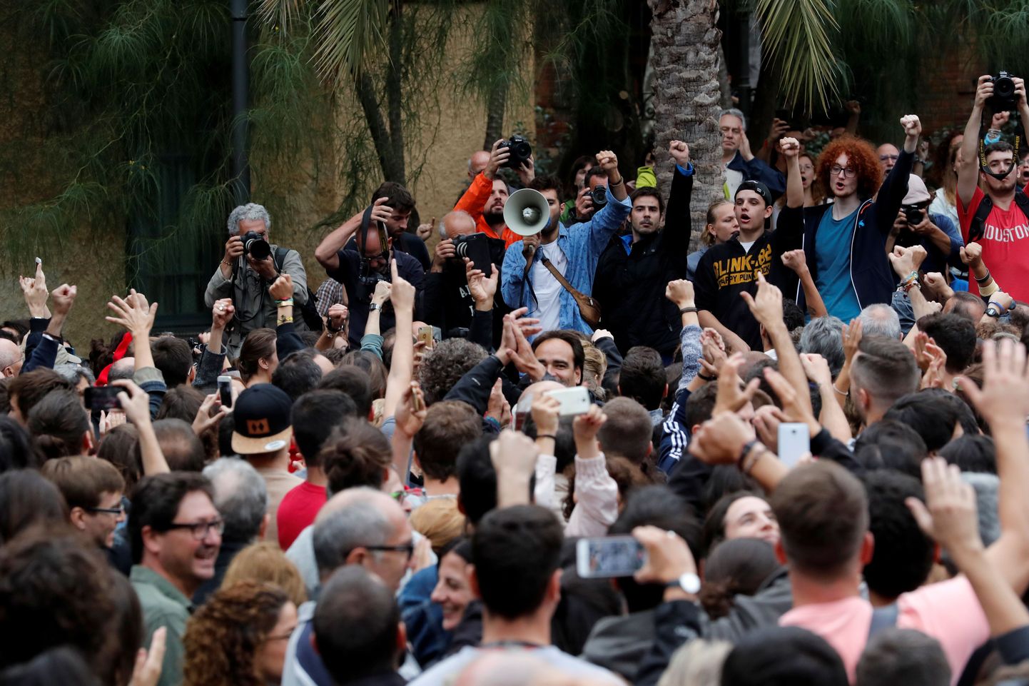 Meeleavaldajad Barcelonas hääletusjaoskonna ees.