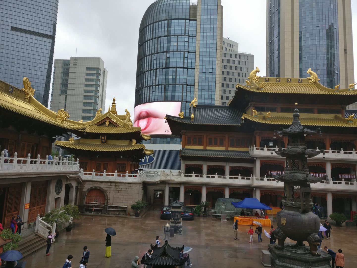 Shanghai. Üle ligi 800-aastase Jing’ani Buda templi katuste naeratab Diori reklaam