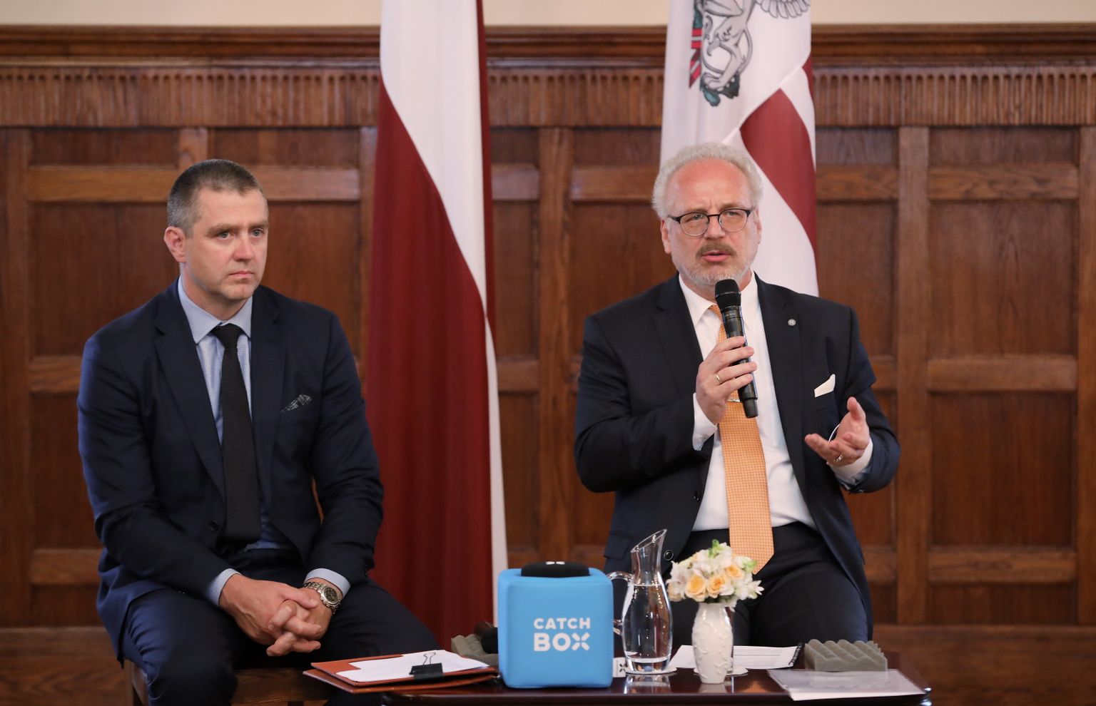 Valsts prezidents Egils Levits (no labās) un politologs Filips Rajevskis piedalās diskusijā "Jaunieši politikā un demokrātijas attīstībā" Rīgas pilī.