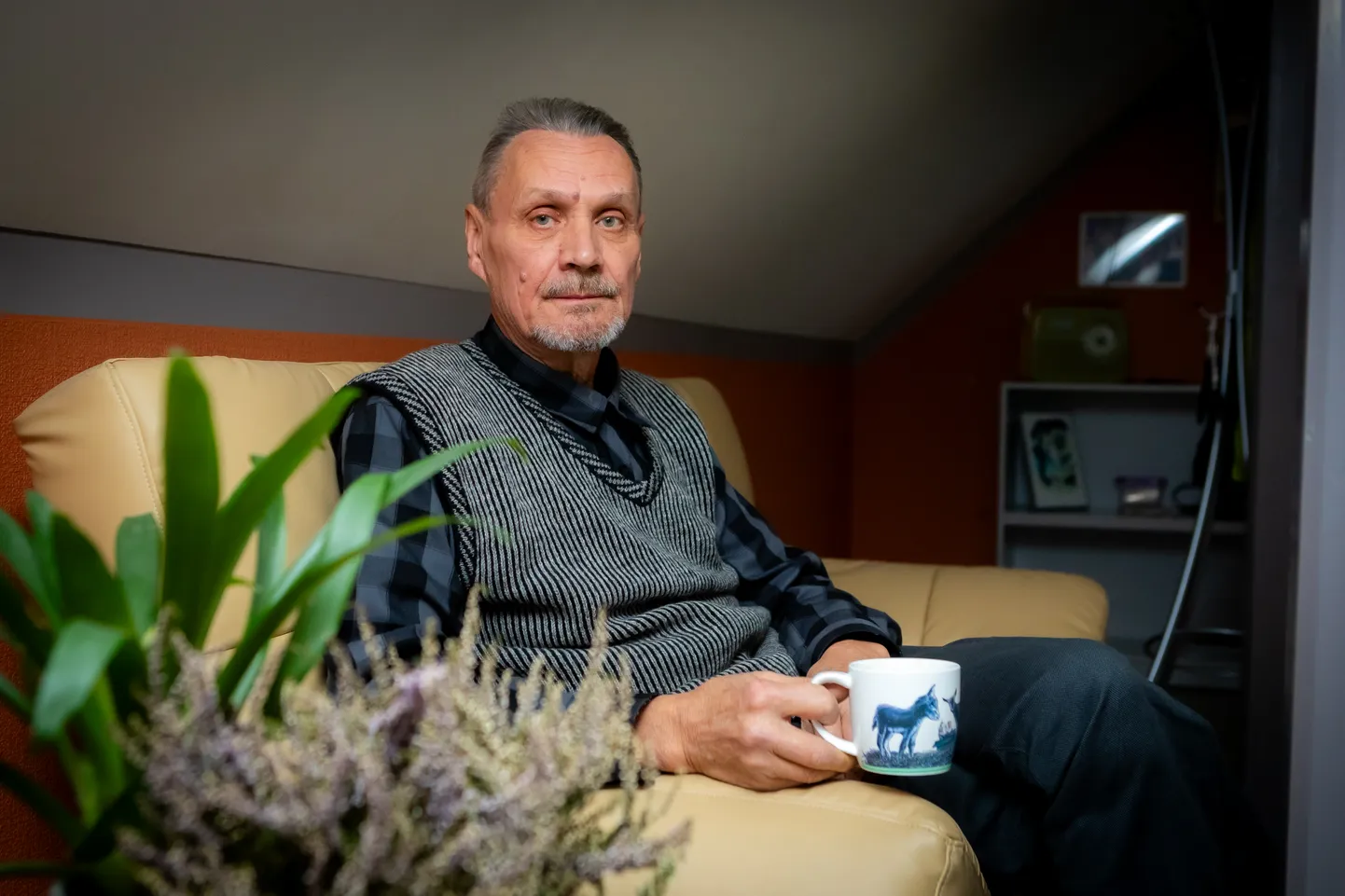JUUBILAR SUTU KÜLAST: Mullu novembris 70. aastaseks saanud tunnustatud kunstnik Margus Kadarik räägib saates oma loometeest. Põhiteemaks tema juubelinäitus Kuressaare teatrimajas.