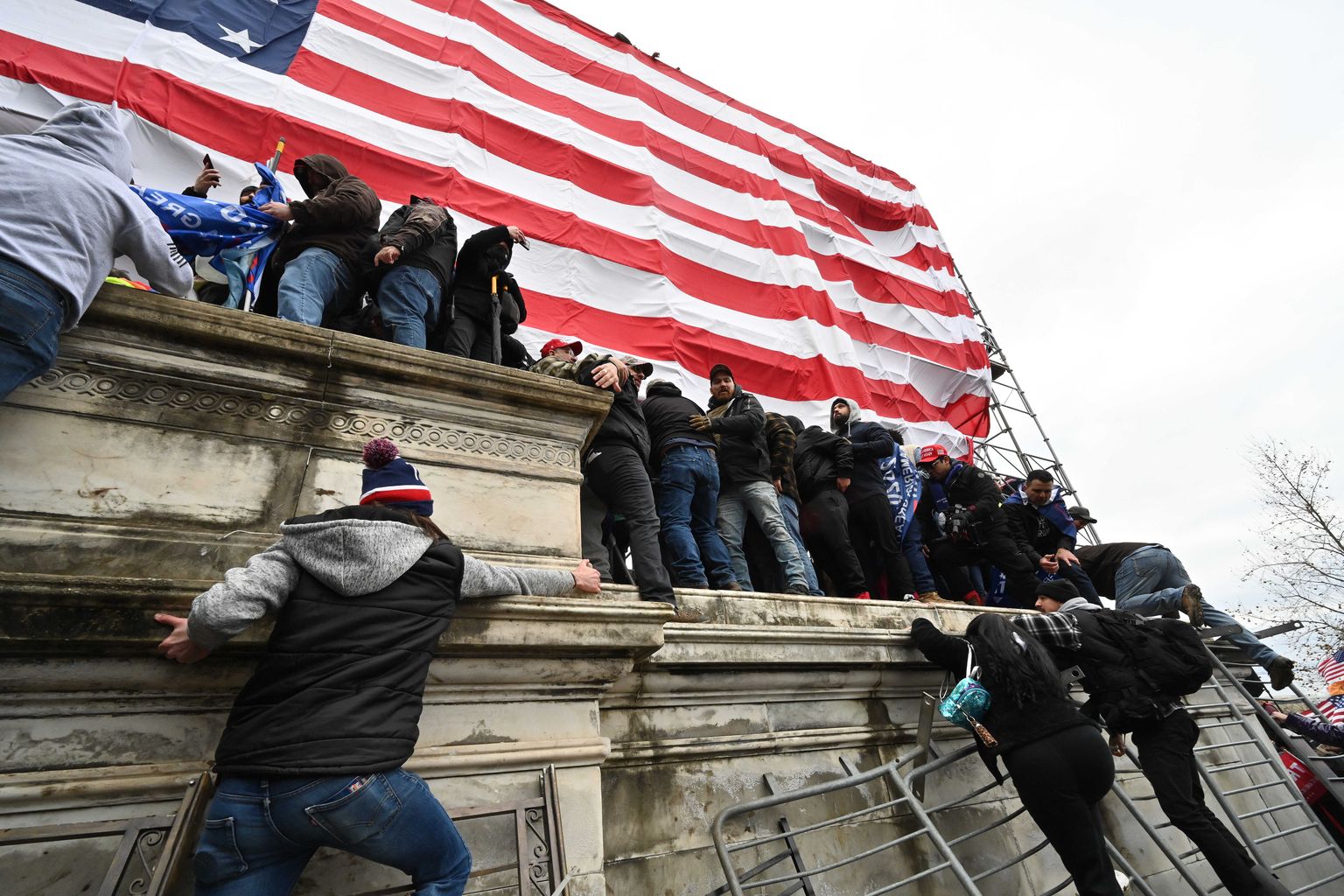 Donald Trumpi toetajad tungivad barrikaadide najal eelmisel kolmapäeval USA Kapitooliumisse Washingtonis.
