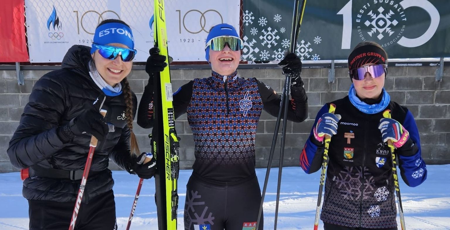 Завоевавшая серебро в эстафете на чемпионате Эстонии среди взрослых женская команда Алутагузеского лыжного клуба: Авели Уусталу, Херта Раяс и Анетте Аху.