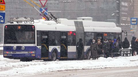 Rīgā trolejbusi bez palīdzības nespēj šķērsot Gaisa tiltu; ir problēmas arī smagajiem auto