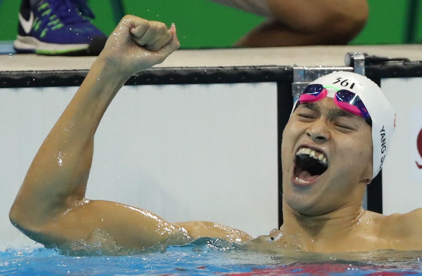Hiinlane Sun Yang tähistamas 200 meetri vabaltujumise olümpiavõitu.