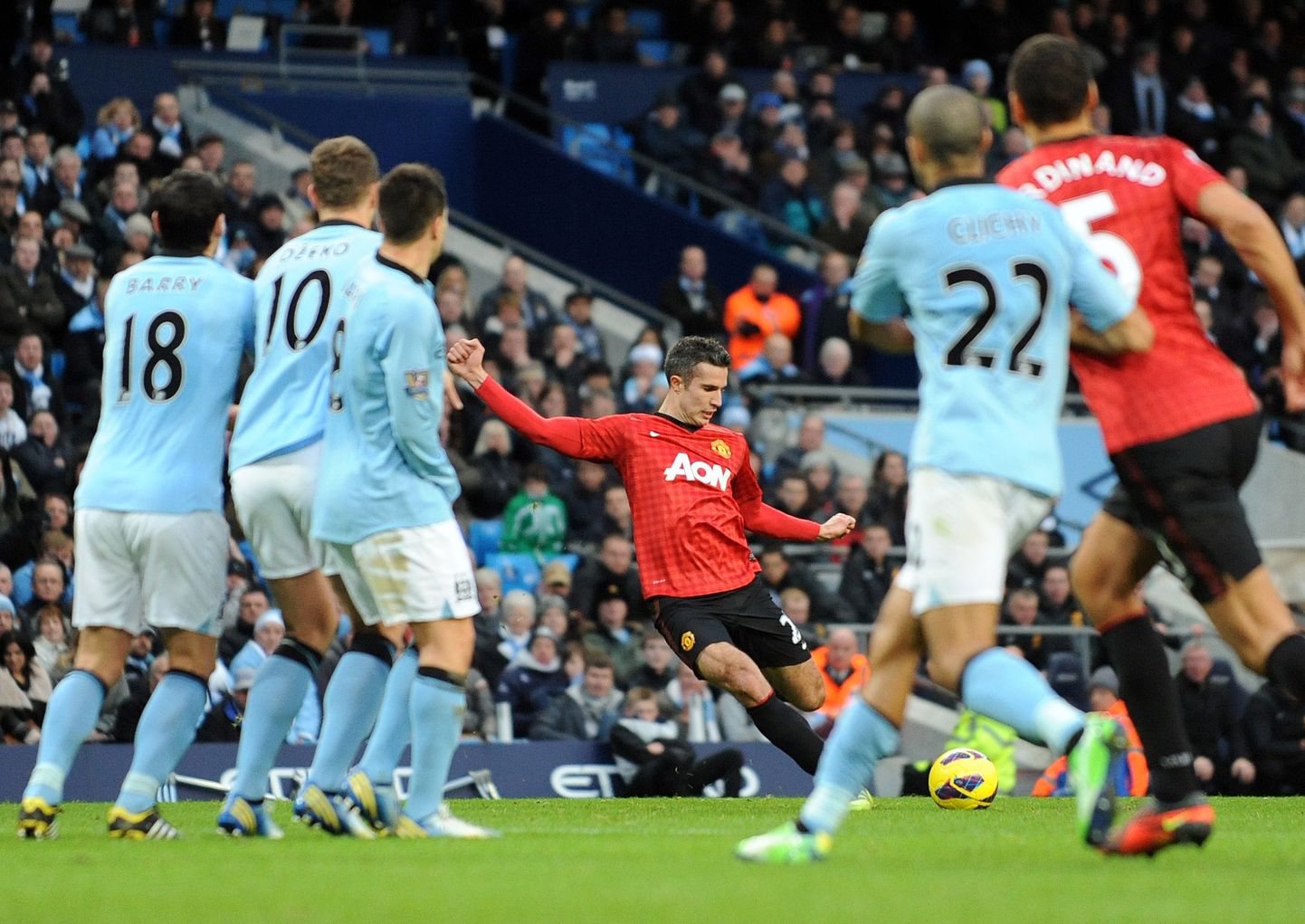 Robin Van Persie (keskel) lõi sellest karistuslöögist detsembri algul Manchesteri klubide omavahelises mängus viimasel minutil Unitedi võiduvärava.