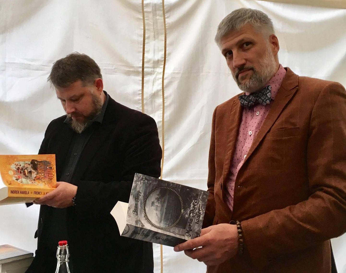 Jaan Tepp (paremal) esitlemas oma esikromaani septembris Kirjandustänava festivalil.