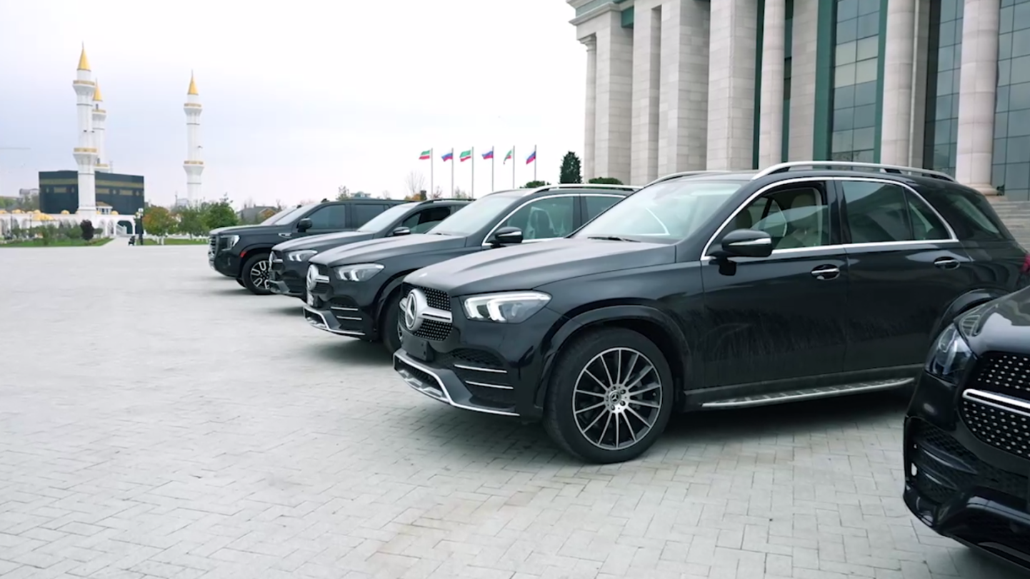 Кадыров подарил командирам, воевавшим в Украине, западные автомобили.