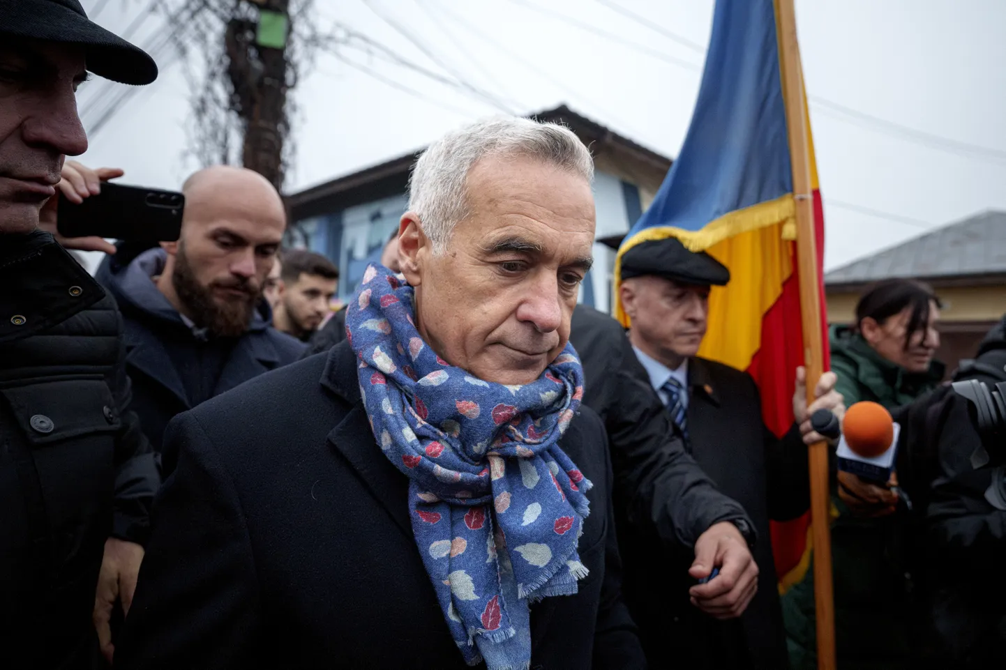 Rumeenia presidendivalimiste esimeses voorus enim hääli saanud Călin Georgescu riigi põhiseaduskohtu ees pärast seda, kui valimistulemused sekkumise tõttu tühistati 8. detsembril 2024. aastal.