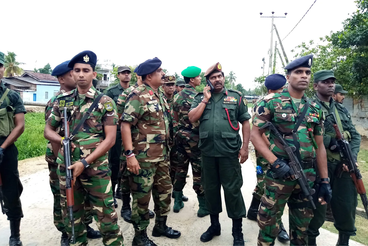 Sri Lanka sõdurid islamistide redupaiga lähedal.