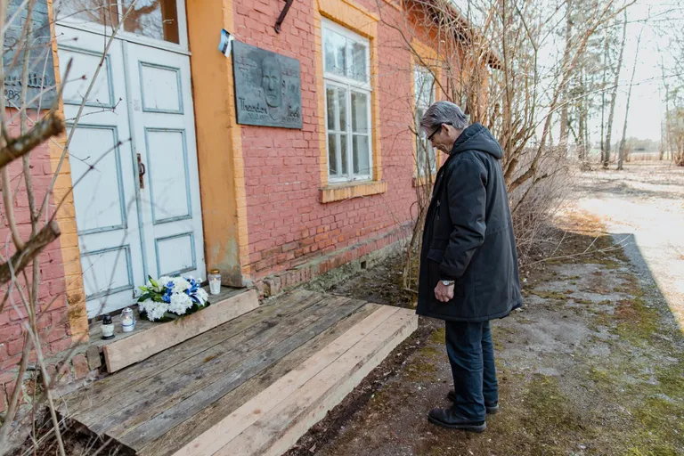 Põllumajandusteadlase ja põllutööministri Theodor Pooli kodumaja juures meenutas riigitegelast Memento esindaja Peep Varju.