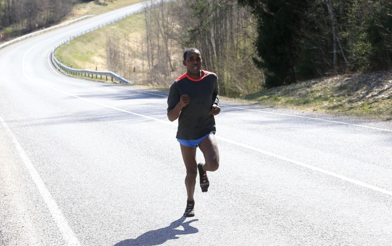  Ibrahim Mukunga Wachira läbis 2017. aastal 23-kilomeetrise distantsi sokkides.
