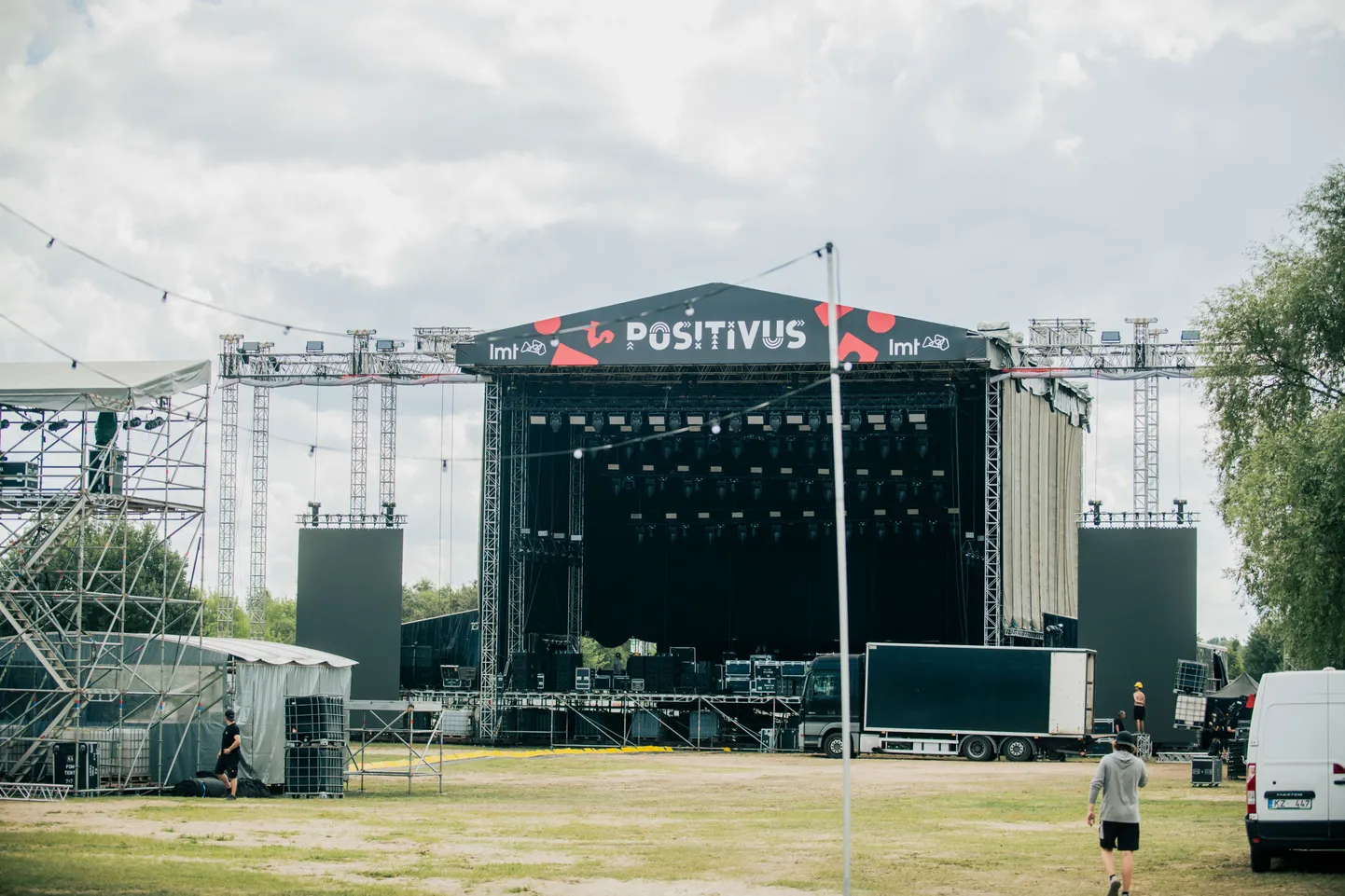 Lucavsalā notiek gatavošanās festivālam "Positivus 2023"