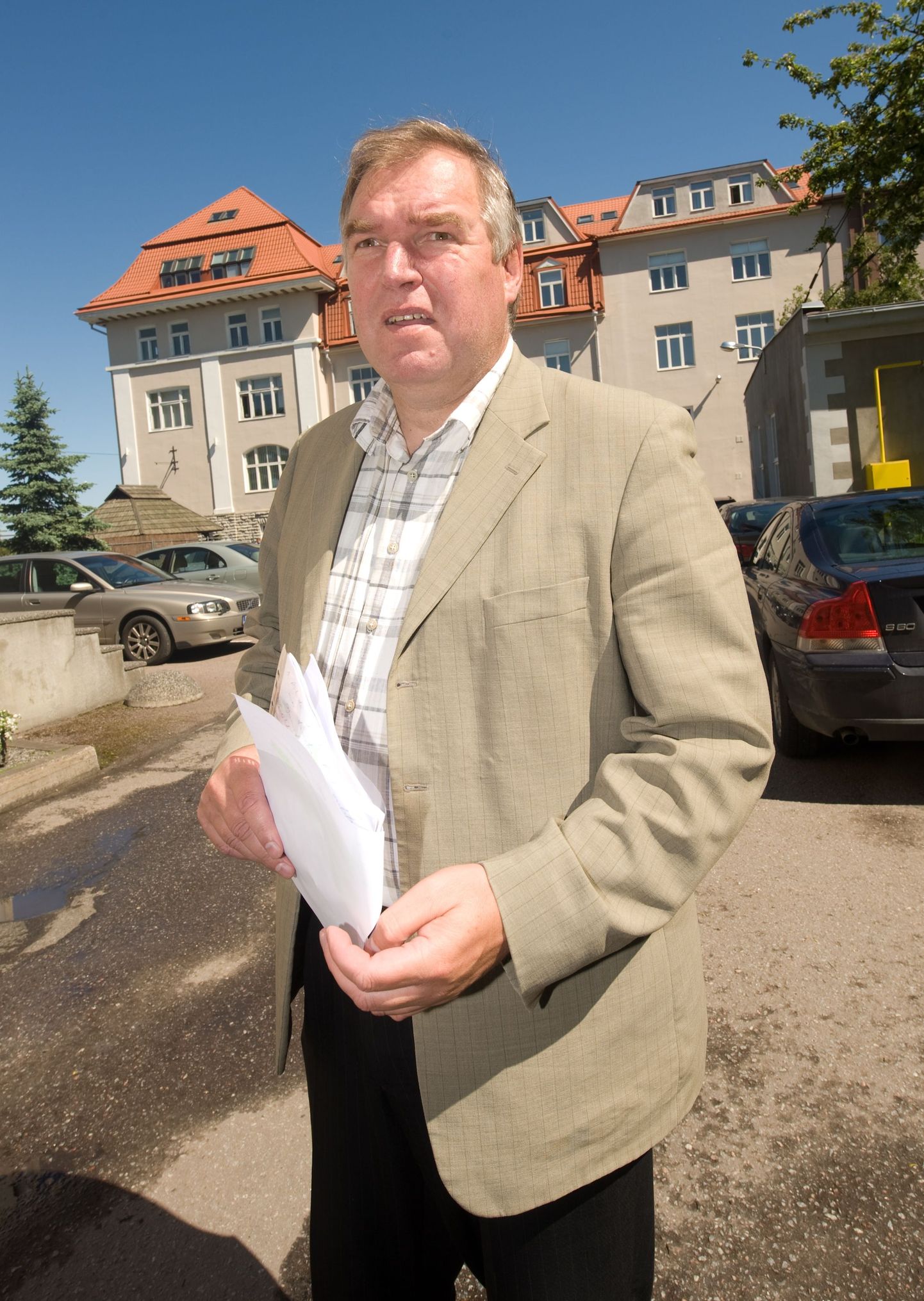 Tallinna ehitusjärelevalve teenistuse direktori kohast ilma jäänud Rain Seier rääkis möödunud nädalal meediale, kuidas «sobimatutele» isikutele ehituslubade andmist takistatakse.