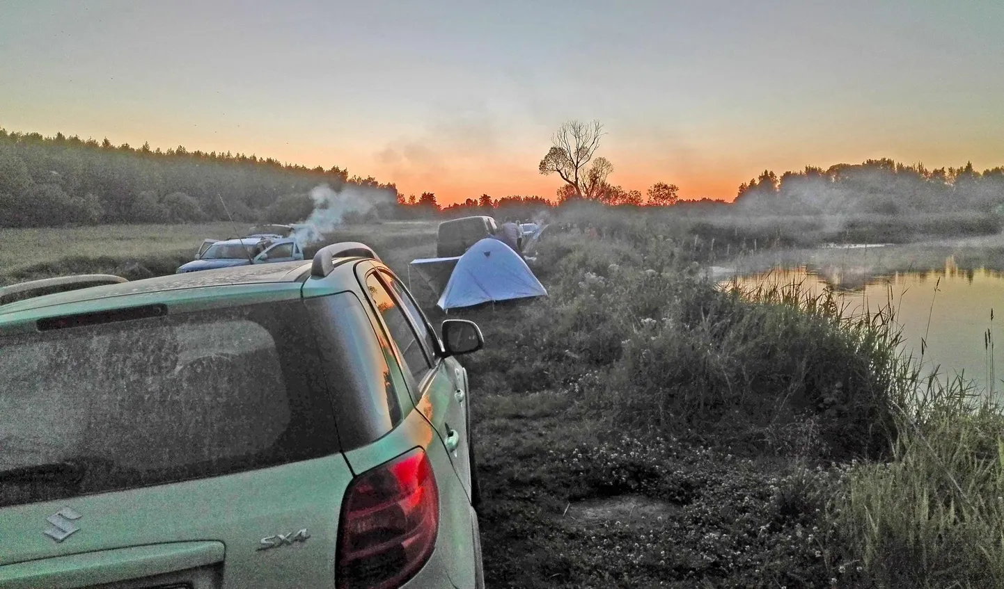 Nagu pildilt näha, on Vorbusel otse Emajõe ääres väga romantiline telkida, kuid autod tuleb siiski jätta selleks ette nähtud kohta.