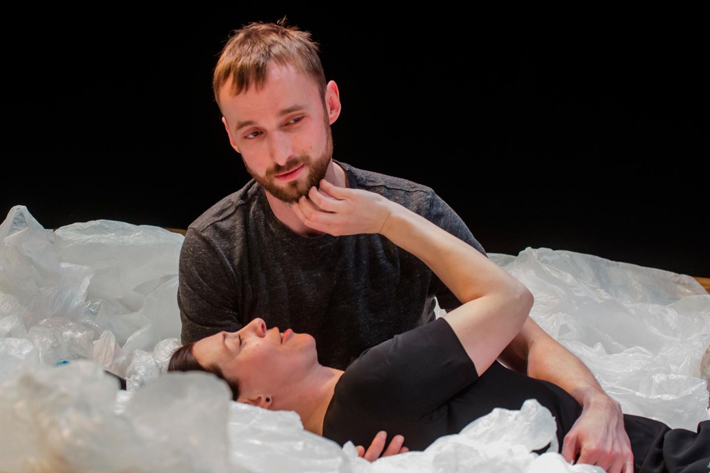 Ugala Teatris 2. detsembril toimuma pidanud draama "Jõgi" asemel mängitakse ökoloogilist armastuslugu "Kopsud", milles näeb Carita Vaikjärve ja Märt Avandit.