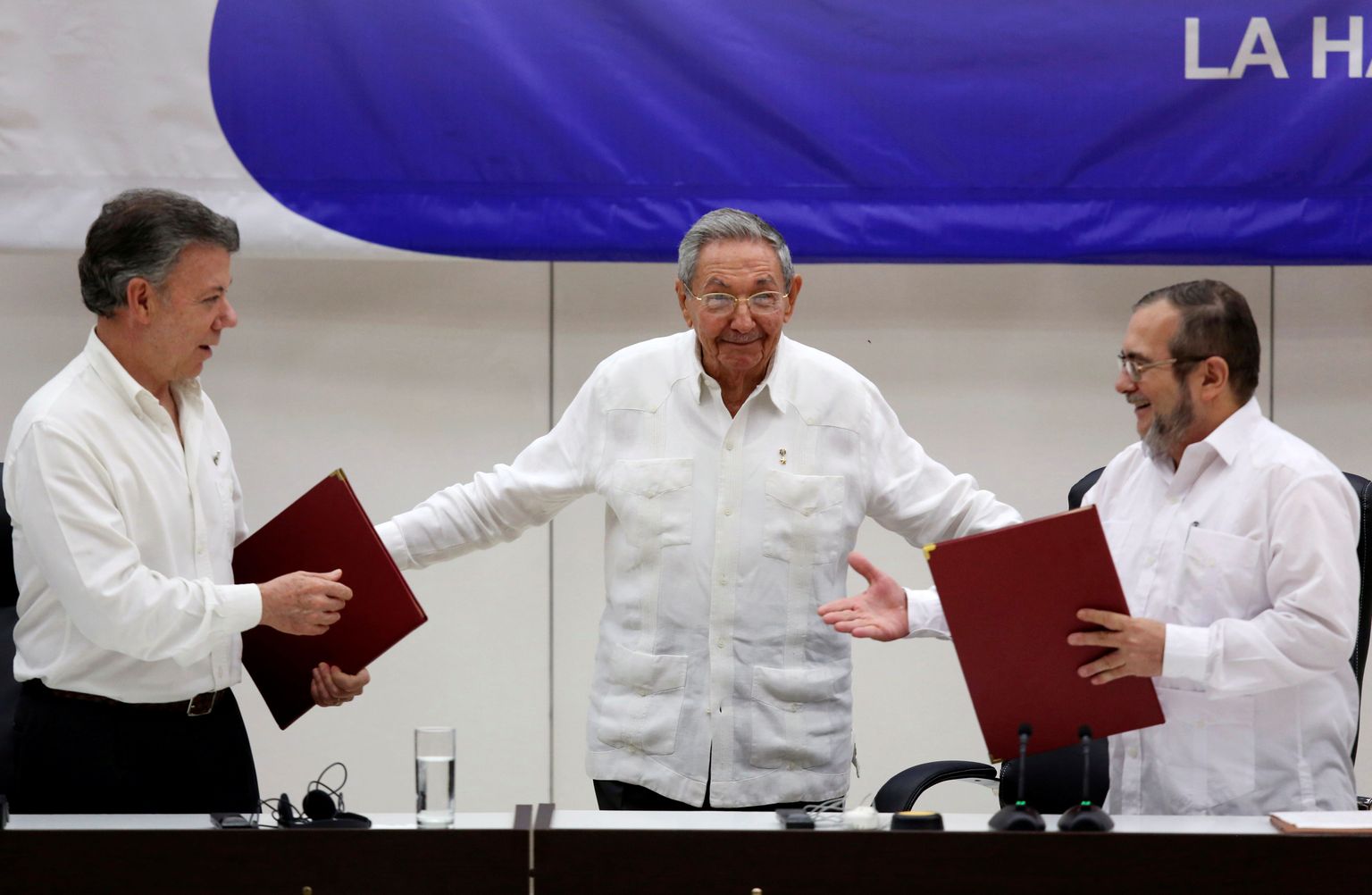 Colombia presidendi Juan Manuel Santos ning FARCi juhi Timoleon Jimenesi vahel sõlmitud ajaloolist lepet vahendas Kuuba president Raul Castro.