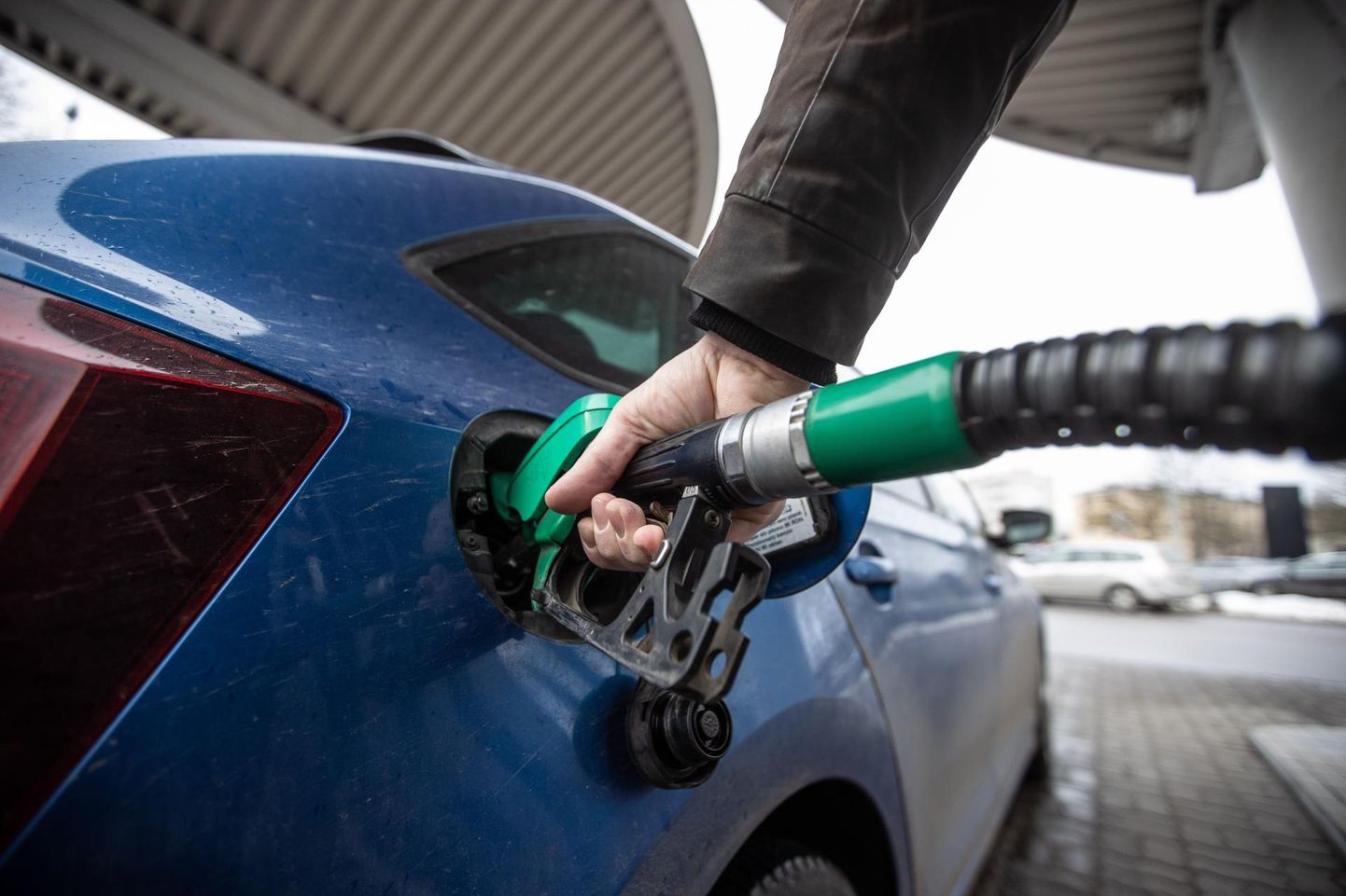 Tallinnas on bensiinimootoriga autot tankida märksa kallim kui Leedus või Lätis.