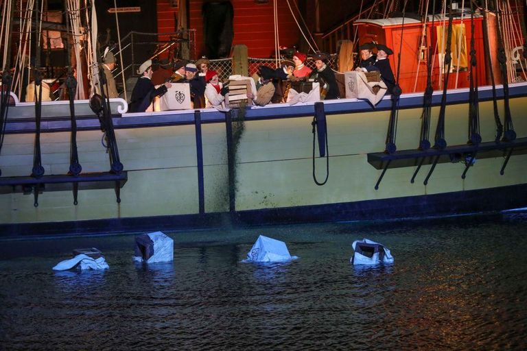 16 декабря 2017 года, Бостон, костюмированная реконструкция событий 1773 года. Кстати, сейчас бросать мусор в Бостонскую гавань нельзя. Поэтому чай не высыпали, а кидали в ящиках. Чтобы потом было проще его доставать