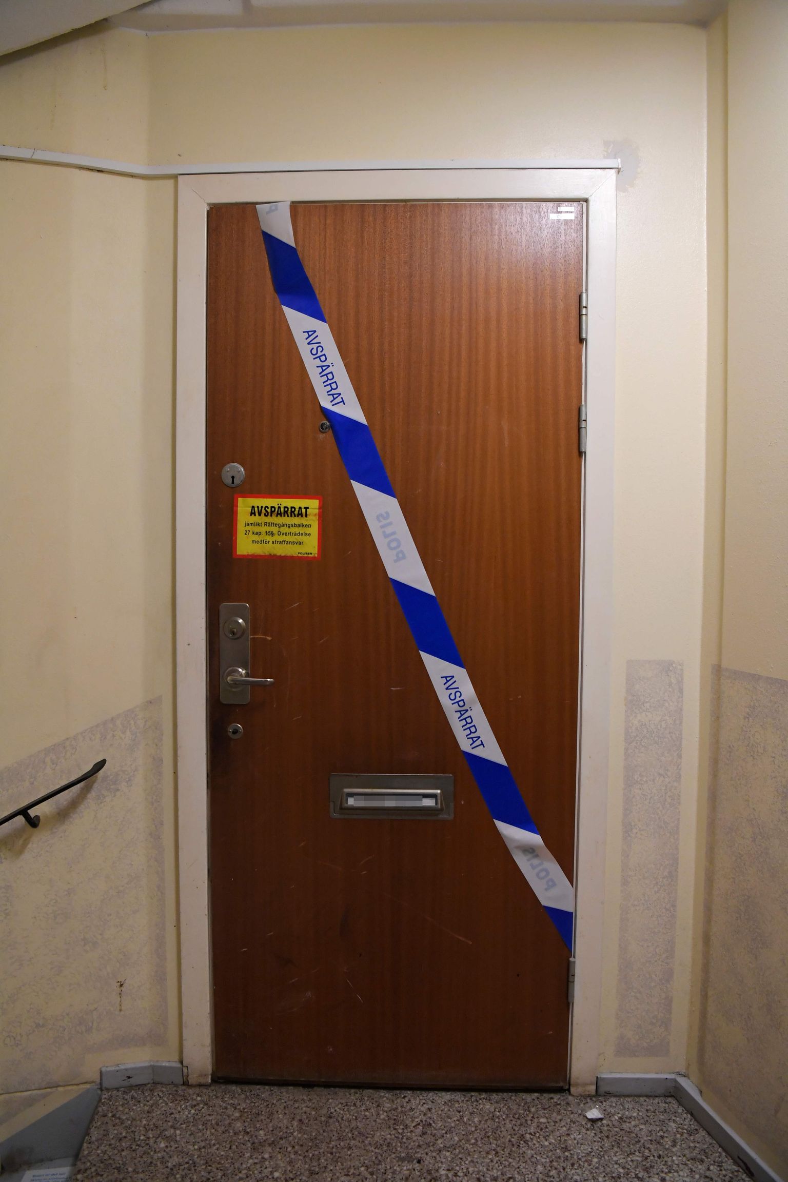 Politseilindi ja keelusildiga uks Stockholmist lõunasse jääva Haningeni kortermajas. Korterist leiti nälginud mees