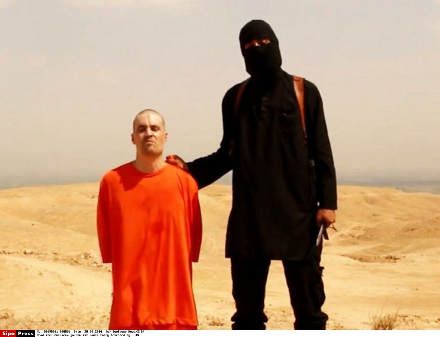2014. aastal tapetud USA ajakirjanik James Foley põlvitamas äärmusrühmituse Islamiriik (IS) džihadisti kõrval sellel sama aasta 19. augustist pärinevast videost tehtud hetktõmmisel.