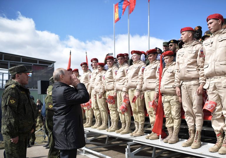Vladimir Putin tervitab Junarmia liikmeid vägede ülevaatusel.