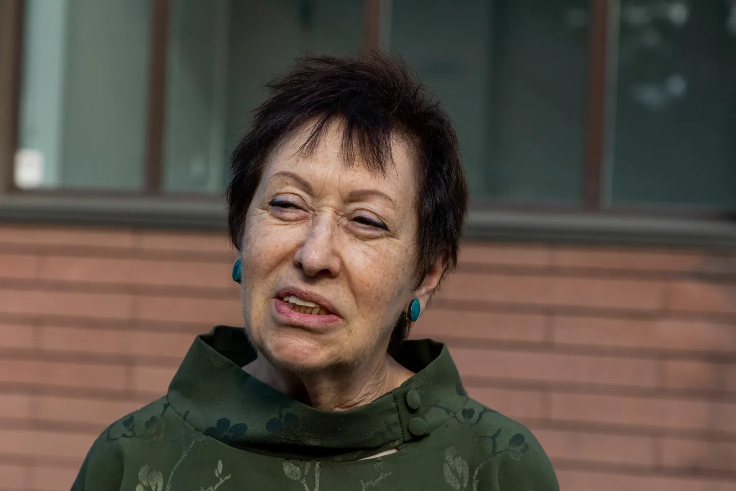Irina Belobrovtseva Igor Severjanini mälestuspingi avamisel Paides 2021. aasta suvel.