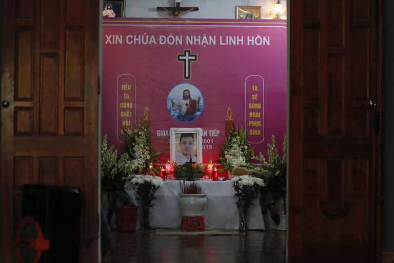 Inglismaa surmaveokis hukkunud Hoang Van Tiepi kodus on tema mälestuseks püstitatud altar.