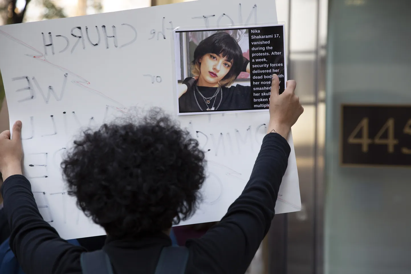 Nika Šakaramit mälestati 2022. aasta oktoobris Ameerika Ühendriikides New Yorgis toimunud meeleavaldusel.