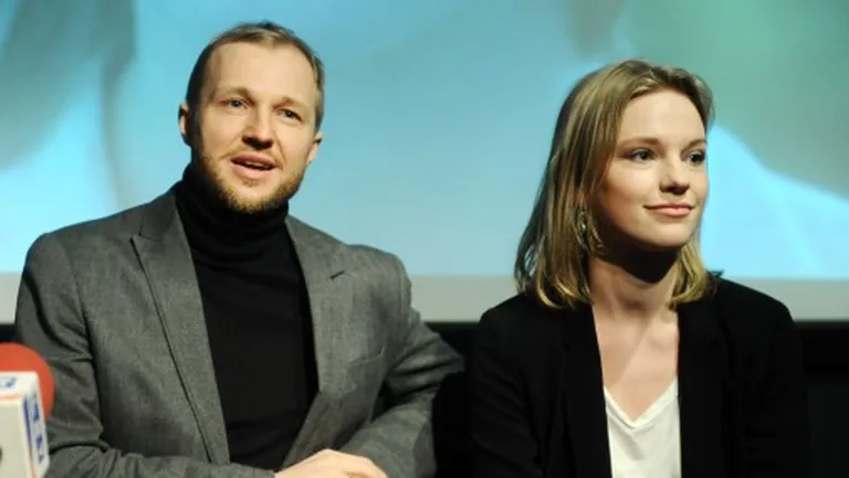 Filmas režisors Renārs Vimba un galvenās lomas atveidotāja Elīna Vaska piedalās preses konferencē par filmu "Es esmu šeit"