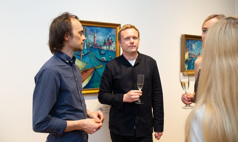 Näituse kureerinud Eero Epner (vasakul) ja kujundanud Tõnis Saadoja 18. mail Tartu kunstimuuseumis, seinal Konrad Mägi maalid.