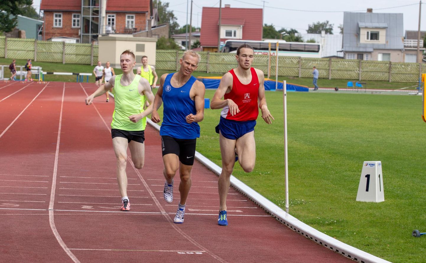 800 meetri jooksu finišis edestas Rasmus Kisel (paremal) Sten Ütsmütsi ja Enari Tõnströmit.