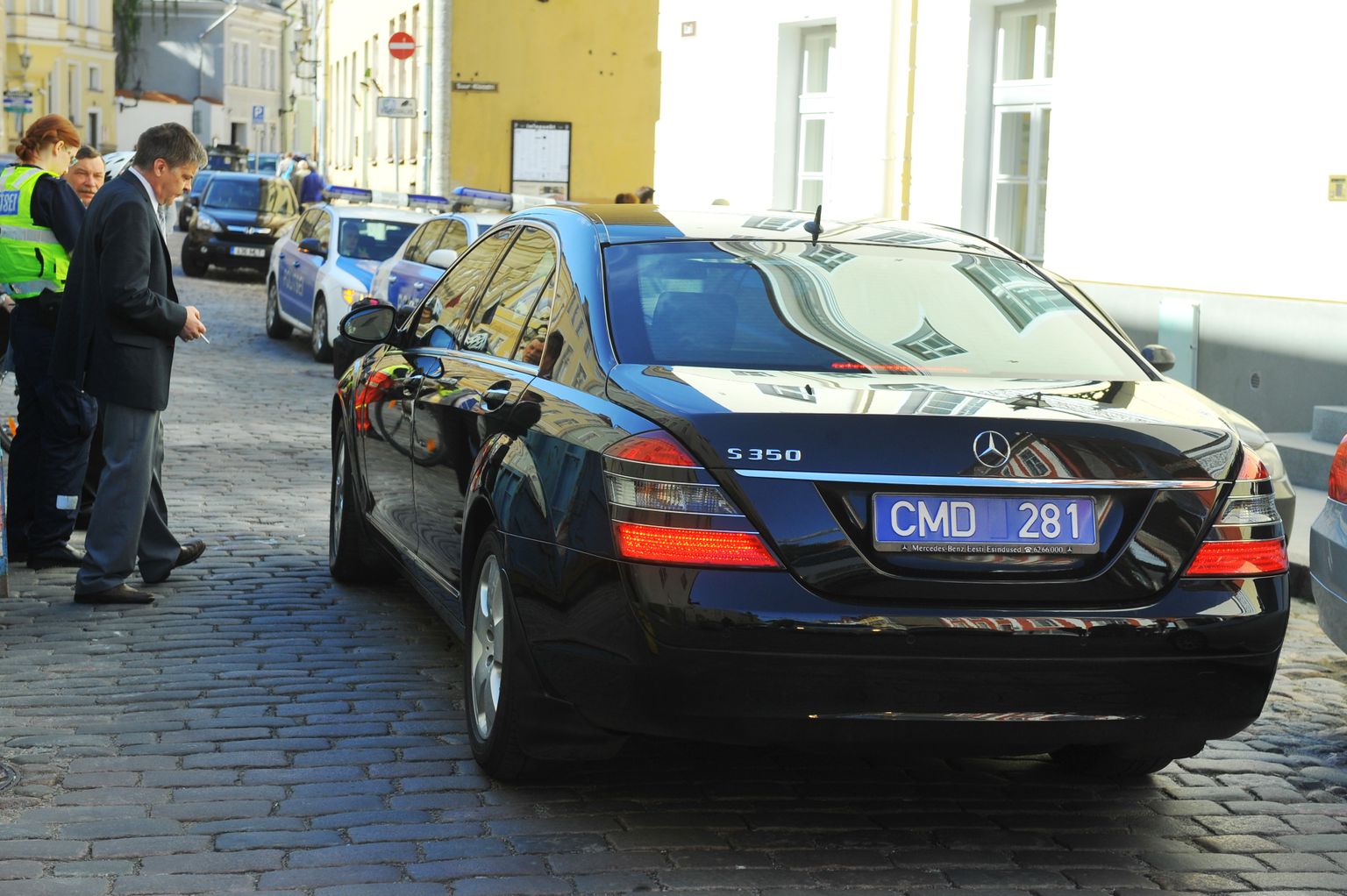 Diplomaatilise numbrimärgiga auto Tallinna vanalinnas.