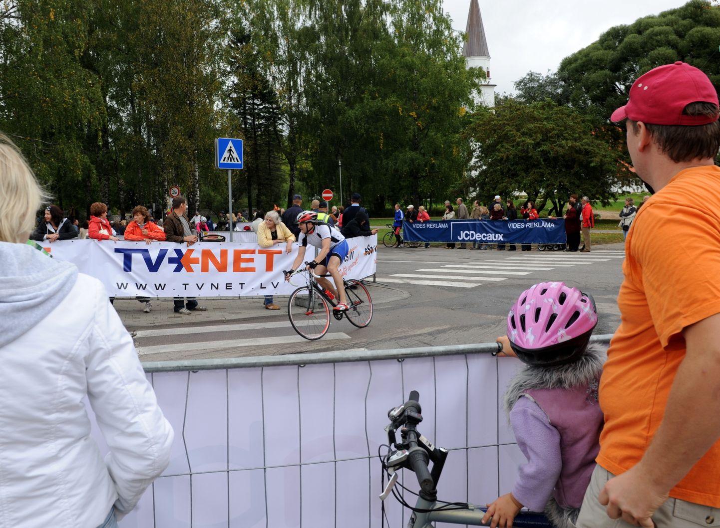 Skatītāji vēro 19. Latvijas riteņbraucēju vienības velobraucienu Siguldā. Ilustratīvs attēls.