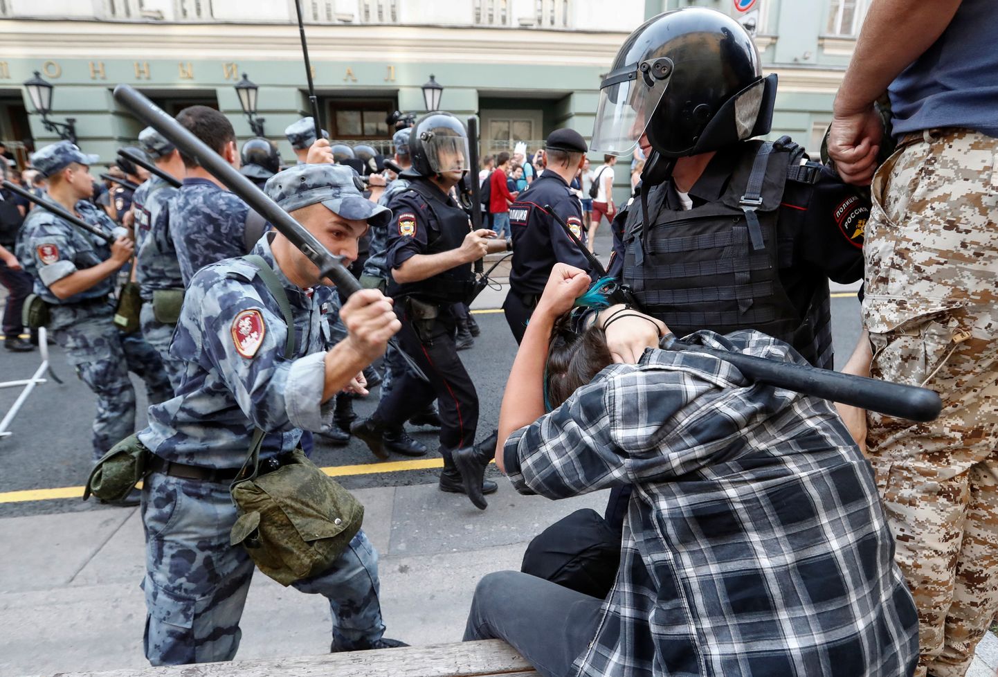 Росгвардеец бьет протестующего в Москве.