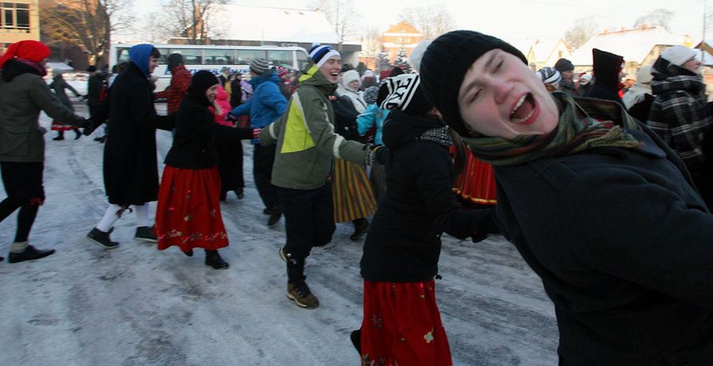 XIV Viljandi talvine tantsupidu. Suur ühistantsimine Vabaduse platsil.