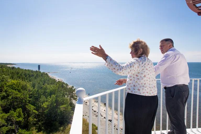 Ratas Vormsi majakas vaatamas saart.