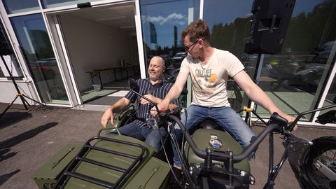 VAATA PILTE ⟩ Uus automotosalong lõi uksed valla