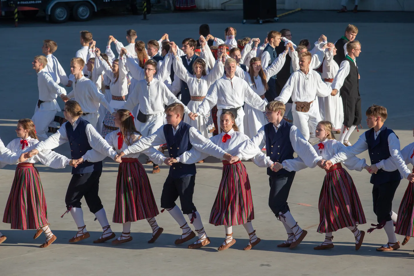 Hansapäevad.  Maakonna laulu- ja tantsupidu "Mu õnn ja rõõm".