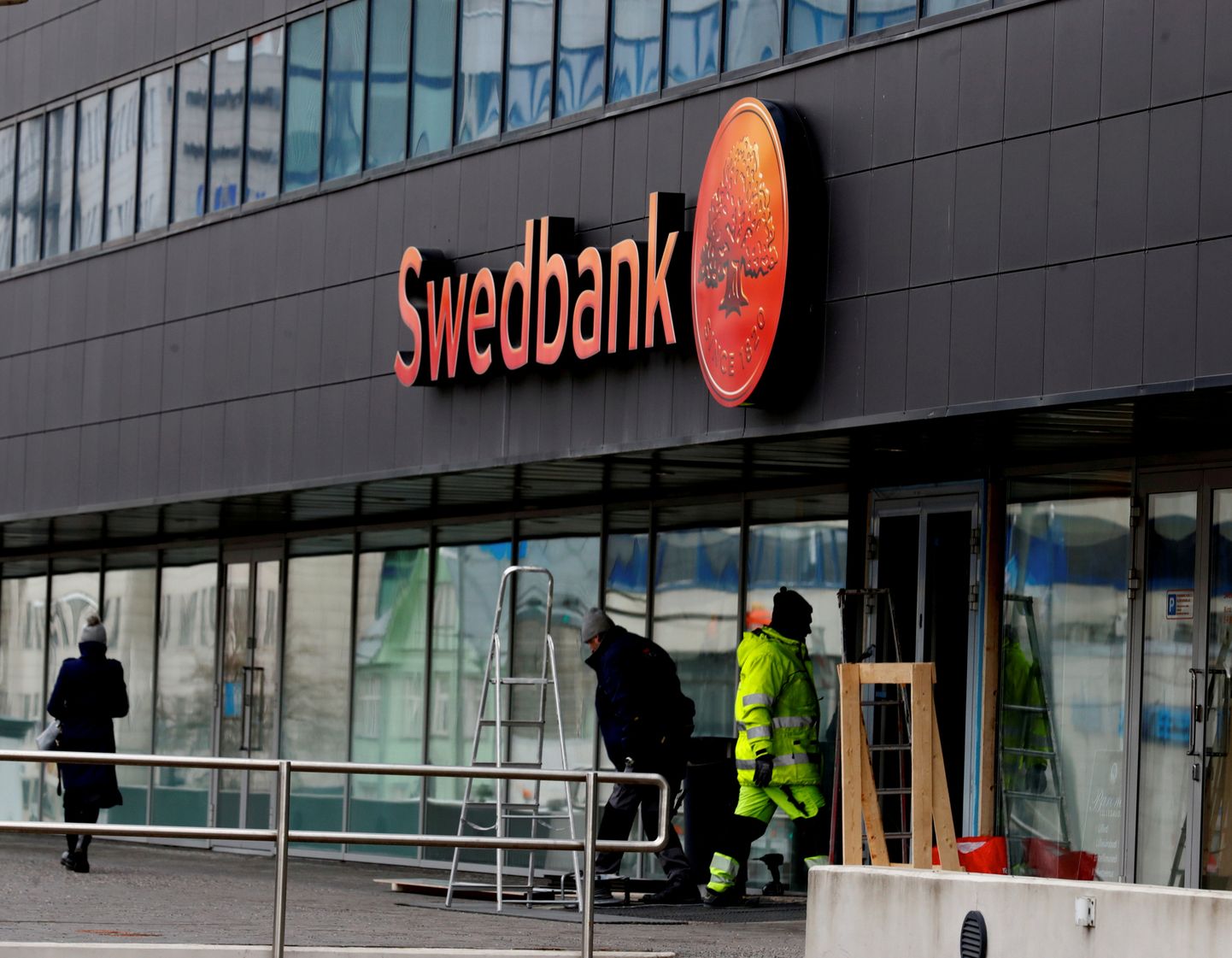 "Swedbank" ēka.