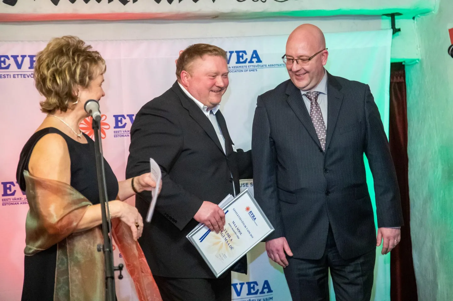 Juba aastaid soodustuskelmuse süüdistusega uurimise all olnud ekspoliitik Kajar Lember (keskel) sai EVEA antud aasta maaettevõtja tiitliga diplomi kätte maaeluminister Arvo Allerilt.