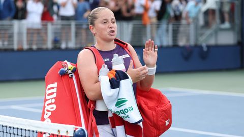"Viņa pārmet kādam manieru trūkumu? Tas ir smieklīgi." Soctīklos izsmej Ostapenko