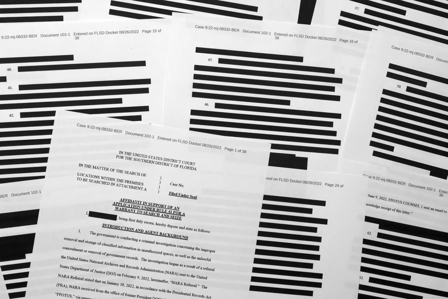 Leheküljed tugevalt redigeeritud FBI tunnistusest, mis toetas läbiotsimisorderi saamist kohtunikult haarangu korraldamiseks ekspresident Donald Trumpi Mar-a-Lago häärberis.