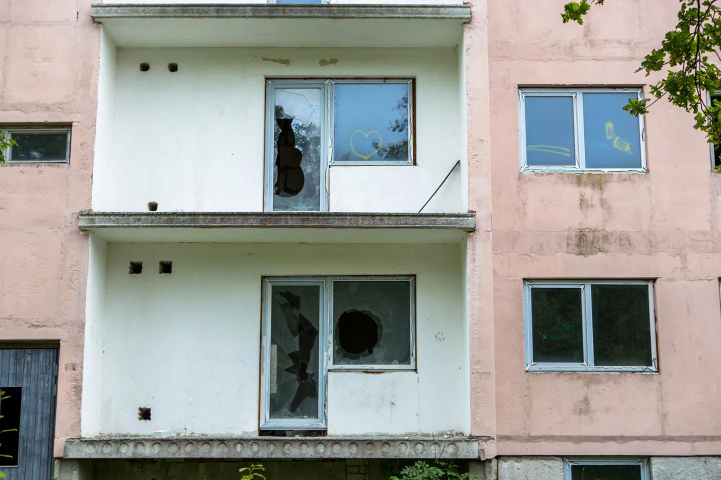 METSA 5: Esimese trepikoja kortereid on ilmselt millalgi renoveeritud, paaril korteril olid akende ette paigaldatud kardinad. Ülejäänud korterelamu on elamiskõlbmatu.