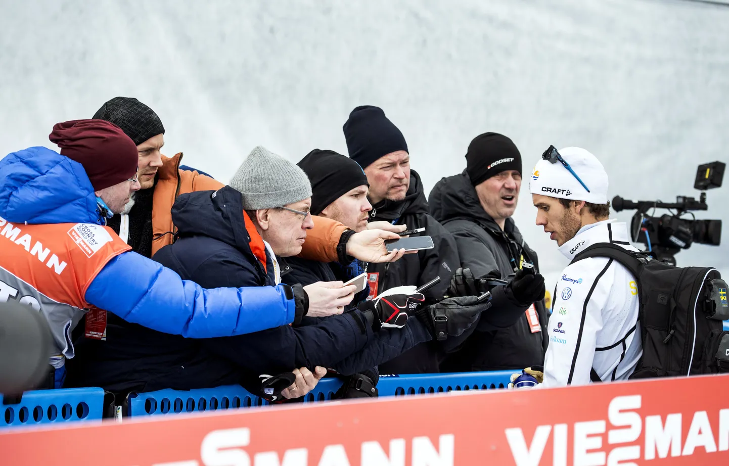 Marcus Hellner ajakirjanikele selgitusi jagamas.