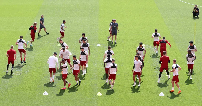 Liverpooli mängijate treening Anfieldil, all paremal Ragnar Klavan.
